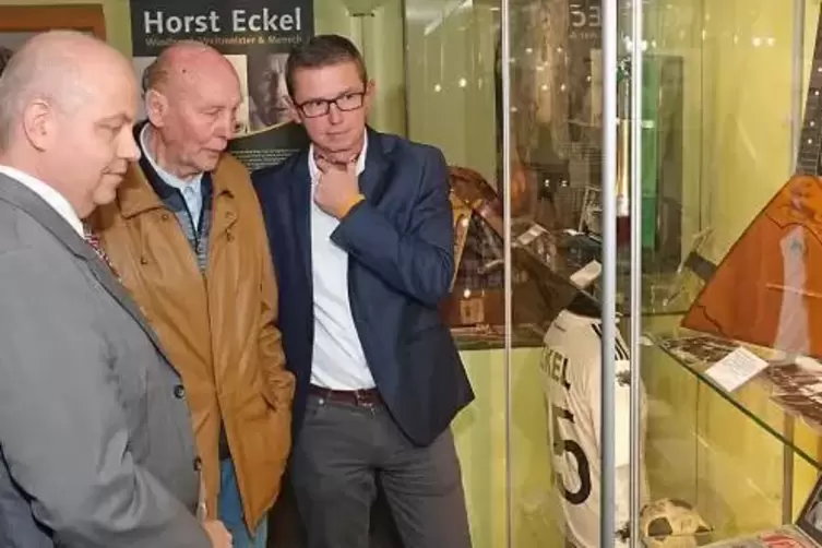 Horst Eckel (Mitte) war bei der Eröffnung der ihm gewidmeten Ausstellung in Hauenstein dabei. Foto: Laborenz 