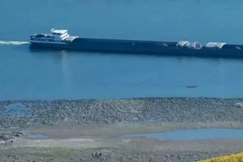  Monatelange Trockenheit haben den Wasserstand des Rheins auf ein Minimum schrumpfen lassen. Die BASF hat so viele Transporte wi
