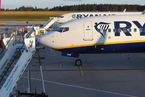 Maschinen der irischen Low-Cost-Airline Ryanair stehen am Flughafen Hahn.  Foto: DPA
