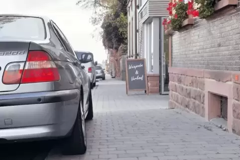 Auf dem Bürgersteig geparkte Autos sind für Anwohner ein Ärgernis.