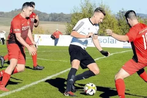 Von einem Derby zum nächsten: Vergangene Woche musste der SV Gundersweiler (in Rot) noch eine deutliche Niederlage gegen den TuS