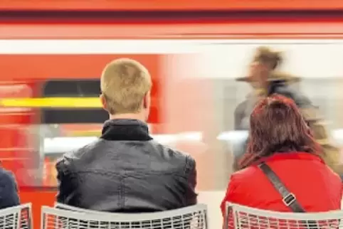 Noch kein grünes Licht: Warten auf die Bahn.
