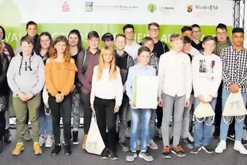 Landessieger bei den Wald-Jugendspielen: Die jetzige Klasse 8a der IGS Waldfischbach-Burgalben mit ihren Lehrerinnen Tanja Kunz,