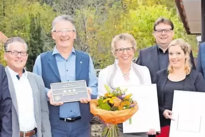 Ausgezeichnet mit »Drei Sterne Superior« und Umweltsiegel, von links: VG-Bürgermeister Michael Zwick, Jacques Noll vom Tourismus
