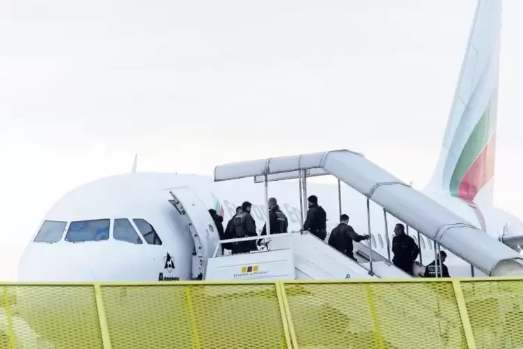 Sammelabschiebung per Flugzeug: Das erwartet demnächst einige der in Bobenheim-Roxheim wohnenden Flüchtlinge, glaubt der Vorstan