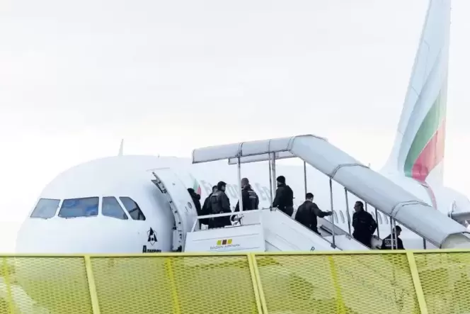 Sammelabschiebung per Flugzeug: Das erwartet demnächst einige der in Bobenheim-Roxheim wohnenden Flüchtlinge, glaubt der Vorstan Sammelabschiebung per Flugzeug: Das erwartet demnächst einige der in Bobenheim-Roxheim wohnenden Flüchtlinge, glaubt der Vorstan