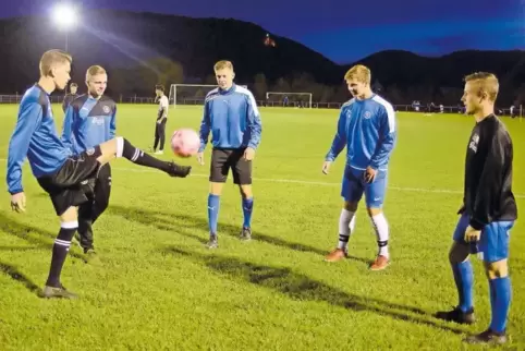 In der Vorsaison noch A-Junioren, jetzt Herren-Verbandsligaspieler beim SC Hauenstein: (von links) Kevin Burkhard, Luca Wick, Al