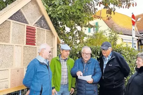 Ortsvorsteher Gerd Walther (MItte) informiert über das Insektenhotel. Von links: Bertram Magez, Rainer Sliwka, Rudi Holleitner, 