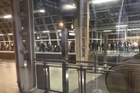 Viele Menschen sind am Freitagabend in Ludwigshafen-Mitte gestrandet.  Foto: Hartschuh