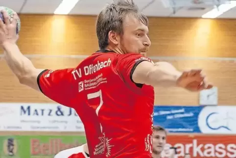 Marian Metz vor einem seiner fünf Tore beim Offenbacher 35:25-Heimsieg gegen die TSG Friesenheim II.