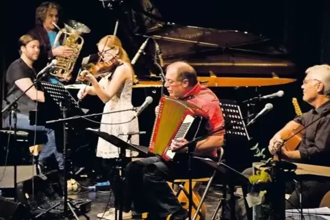 „Marx, Ruge & Holzhauser“ mit ihrer Kabarettrevue „Freistaat Saarpfalz“; links im Hintergrund: Musikantenland-Preisträger Roland