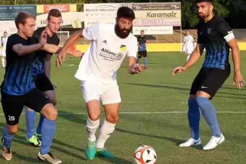 Goldenes Tor: Tolga Barin (Mitte) vom FV Dudenhofen, hier beim Turnier in Mechtersheim gegen den FC Speyer 09.  ArchivFoto: Lenz