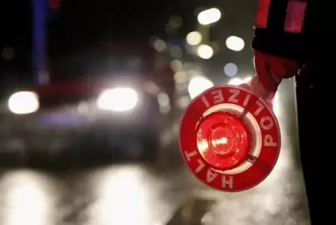 Vor Ort traf die Polizei auf einen 70-jährigen Mann mit einer Taschenlampe. Symbolfoto: dpa 