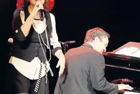 Pe Werner und Peter Grabinger, seit 20 Jahren ihr Mann am Klavier.