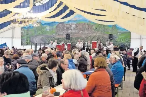 Volles Haus: Das Festzelt des Oktobermarktes gestern Nachmittag.