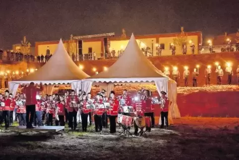 Über 200 Fackelträger setzen den Großen Zapfenstreich beeindruckend in Szene.