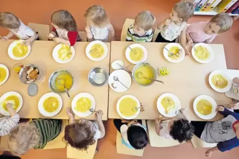 Künftig soll für alle Kinder in den Kitas ein Mittagessen bereitgestellt werden. Viele Einrichtungen können dies aufgrund des fe