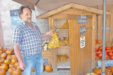 Landwirt und Kartoffel-Fachmann Klaus Bößhar befüllt seinen „Grumbeere-Automaten“ mit frischer Ware.
