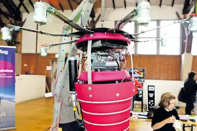 Fliegender Papierkorb: Beim Machertag in der Süwegahalle war unter anderem eine große selbstgebaute Drohne im Einsatz zu sehen.