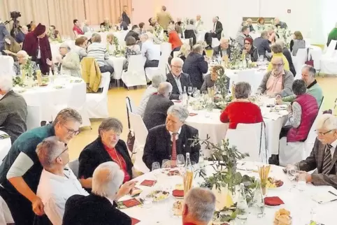 Gute Stimmung an festlich gedeckten Tischen: Die historische Weinprobe in der Stadthalle in Kirchheimbolanden am Samstagabend wa