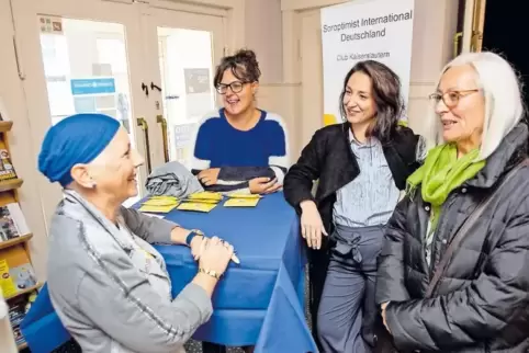 Im Gespräch: (von links) Karin Held, Präsidentin von Soroptimist International, die Regisseurinnen Sonja Kröner und Asli Özarsla