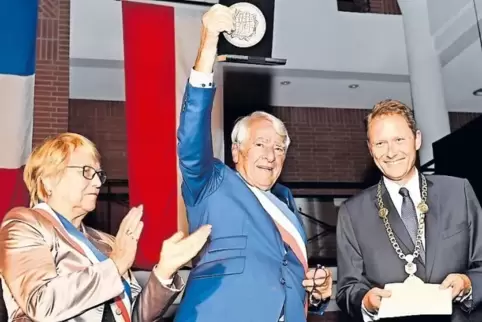 Als Auftrag, sich weiter für die deutsch-französische Freundschaft einzusetzen, sieht Arnold Bauer die Auszeichnung. Hier mit Ob
