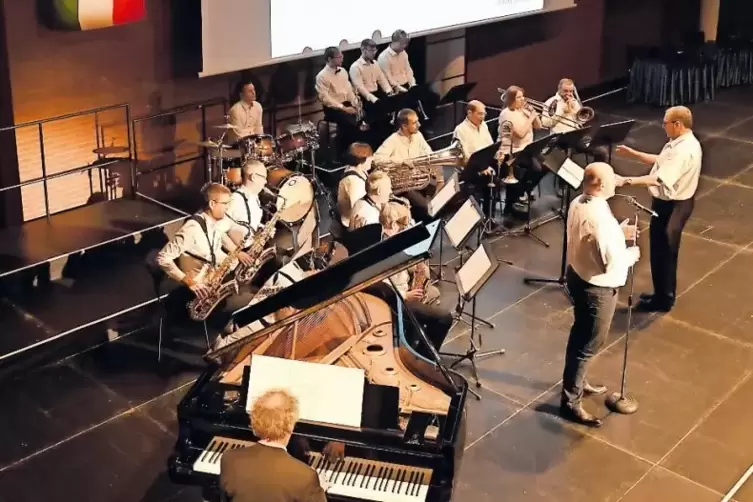 Big Band: Beim B&uuml;rgerempfang spielte unter anderem die st&auml;dtische Musikschule mit Unterst&uuml;tzung des Kulturzentrums Gleis 4.