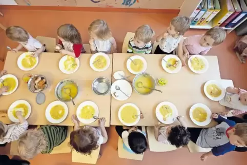 Künftig soll für alle Kinder in den Kitas ein Mittagessen bereitgestellt werden. Viele Einrichtungen können dies aufgrund des fe