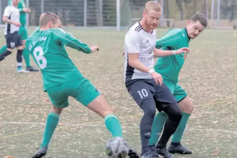 Die Grünstadter Patrick Nitzsche (links) und Steffen Wohnsiedler bedrängen Kirchheims Lasse Thoms.