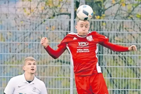 Bot als Außenverteidiger für den ASV Winnweiler gegen den VfB Bodenheim eine starke Partie: Niklas Schattauer, hier beim Kopfbal