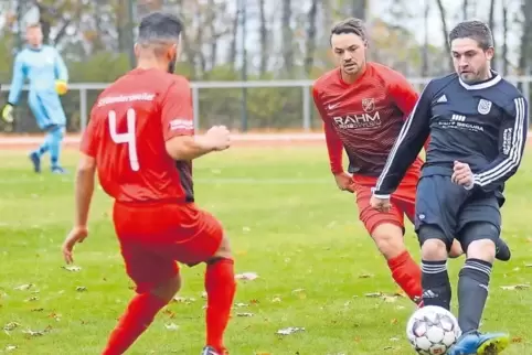 Feiner linker Fuß: Michael März (rechts) von der SG Kirchheimbolanden/Orbis versucht, den Ball an seinen Gegnern vorbeizuspielen