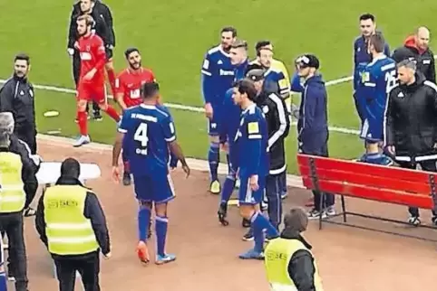 Spiel unterbrochen: FKP-Trainer Peter Tretter sitzt benommen auf der Bank, Physiotherapeut Christian Frank (rechts) kümmert sich