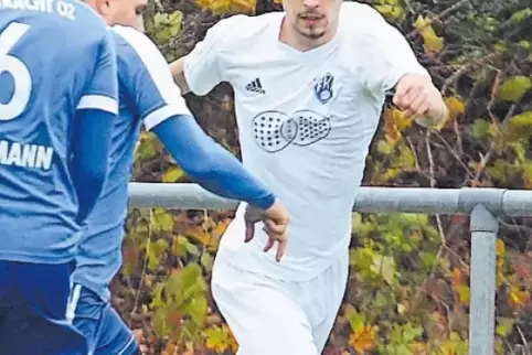 Doppel-Torschütze Jan-Luca Rebmann setzt sich hier gegen zwei Kreuznacher durch.