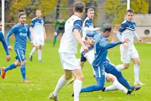 Mitten drin: Der Geinsheimer Pascal Nebel (weißes Trikot) bremst Patrick Striebinger (FSV Schifferstadt).