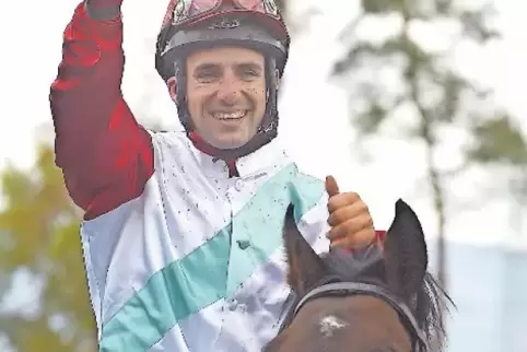 Daumen hoch für Klüngel: Jockey Maxim Pecheur ist happy.