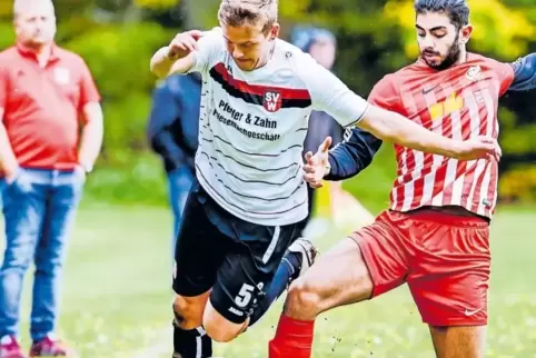 Knie gegen das Bein: Alexander Welker (links), SV Wiesenthalerhof, und Ömer Sahin von Fatihspor Kaiserslautern.