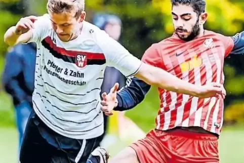 Knie gegen das Bein: Alexander Welker (links), SV Wiesenthalerhof, und Ömer Sahin von Fatihspor.