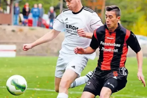 Dicht an dicht: Tobias Zens (links) vom SV Ohmbach im Zweikampf mit Stürmer Max Maurer von der SG Föckelberg/Bosenbach.