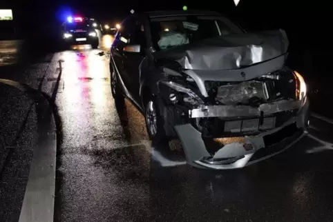 Das Auto ist auf einen Reisebus aufgefahren.  Foto: Polizei 