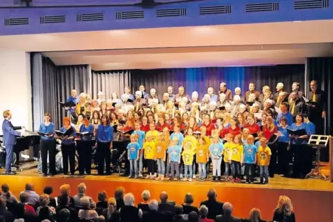 Etwa 120 Sänger im Alter zwischen vier und 90 Jahren standen beim Auftakt des Jahreskonzerts des MGV Frohsinn gemeinsam auf der 