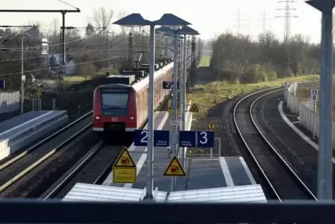 Die Stadt fordert von der Bahn eine Verlängerung der Lärmschutzwand am Haltepunkt Süd um 250 Meter. ArchivFoto: Bolte
