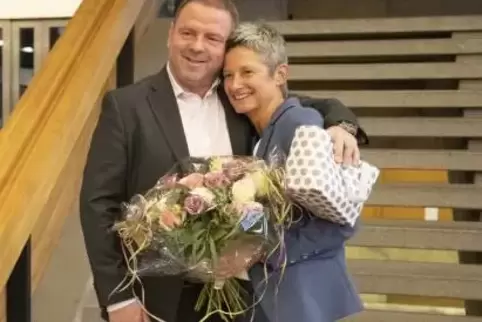 Nach der Wahl: Beate Kimmel freut sich mit ihrem Ehemann Michael Müller. Foto: VIEW 
