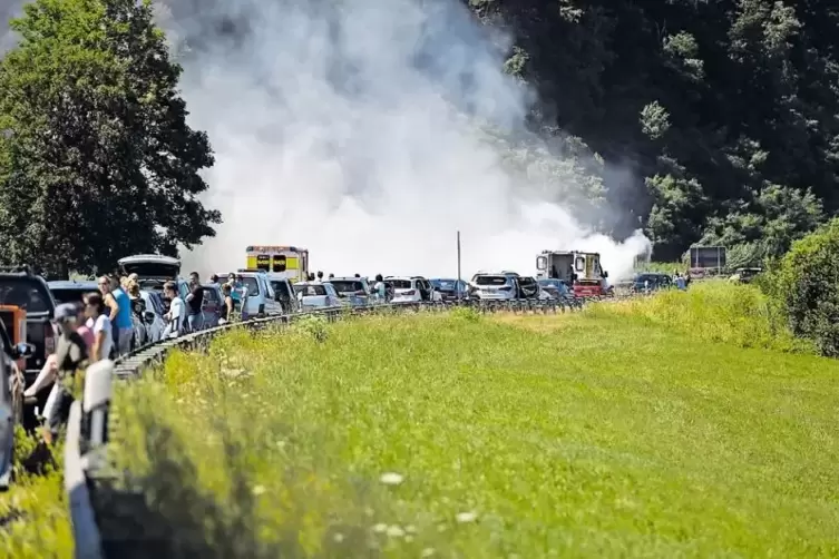 An der Unfallstelle entstand ein langer Stau. Die A 8 wurde gesperrt. Der Rauch entstand durch das brennende Motorrad.
