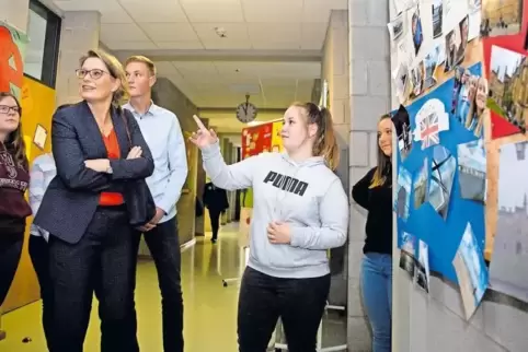 Bildungsministerin Stefanie Hubig (links) ließ sich von Schülern über das Projekt „England“ informieren.