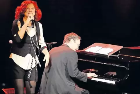 Pe Werner und Peter Grabinger, seit 20 Jahren ihr Mann am Klavier.
