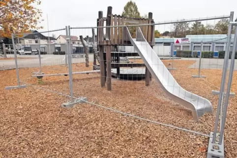 Gesperrt: Rutsche auf dem Spielplatz der Dorschberg-Grundschule.
