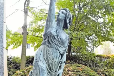 Die Landauer Marianne zeigt sich mit der damals typischen phrygischen Mütze und einer entblößten Brust, wie bei Delacroix.
