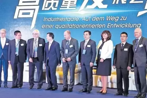 Allein unter Männern: OB Jutta Steinruck in China.