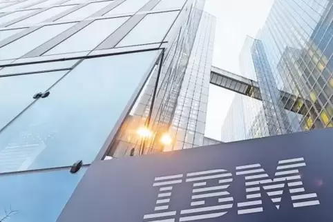 Knapp 30 Milliarden Euro will IBM für die Übernahme von Red Hat zahlen. Unser Bild zeigt das IBM-Logo an einem Eingang zu den Hi