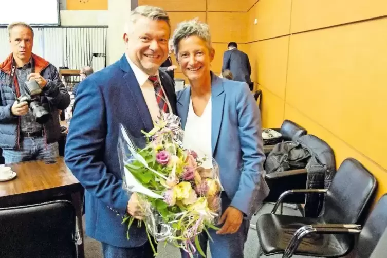 Der SPD-Fraktionsvorsitzende Andreas Rahm beglückwünschte Beate Kimmel zu ihrem Wahlerfolg.